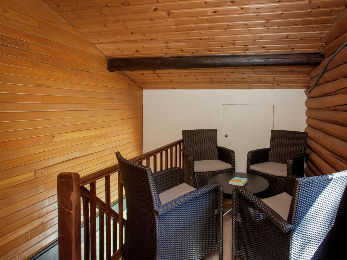 Open Wooden Chalet Built Against A Hill Francorchamps Exterior foto