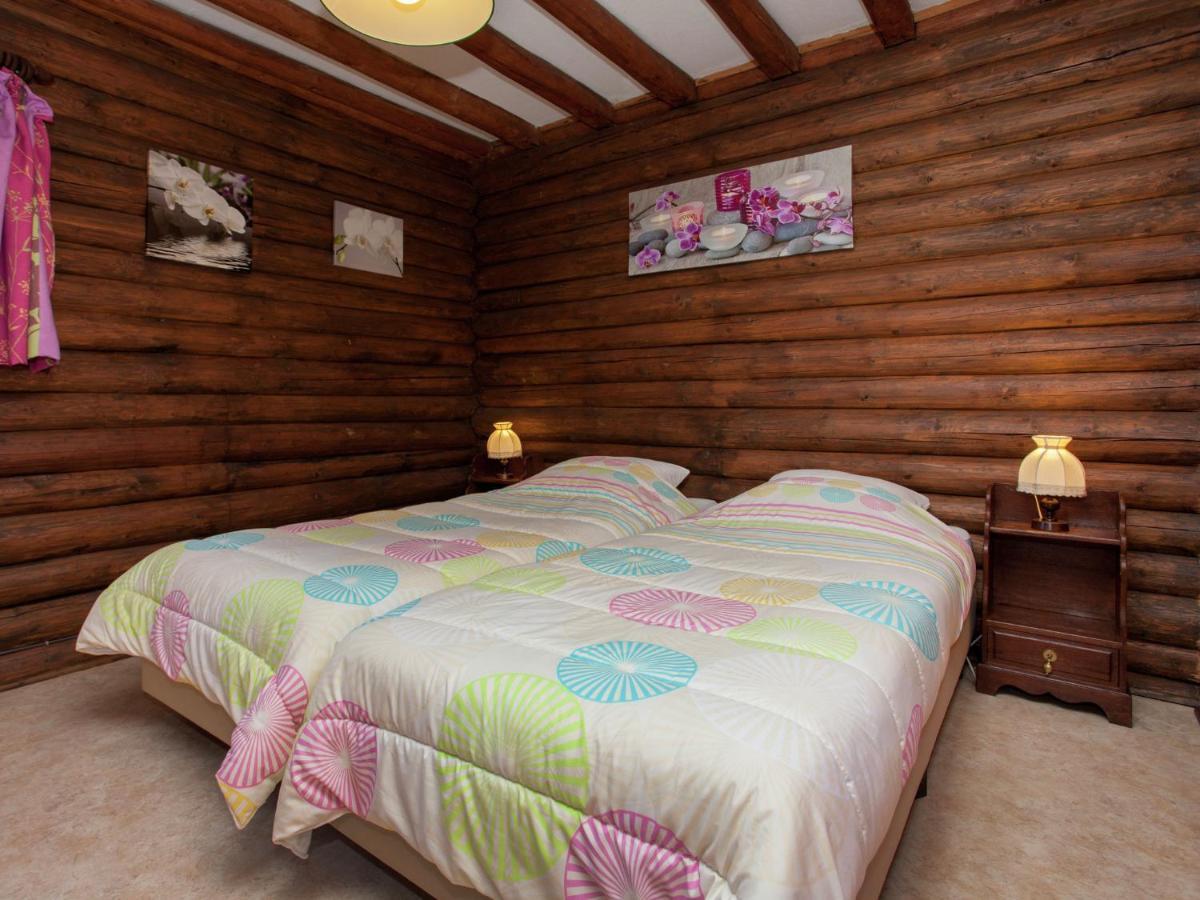 Open Wooden Chalet Built Against A Hill Francorchamps Exterior foto